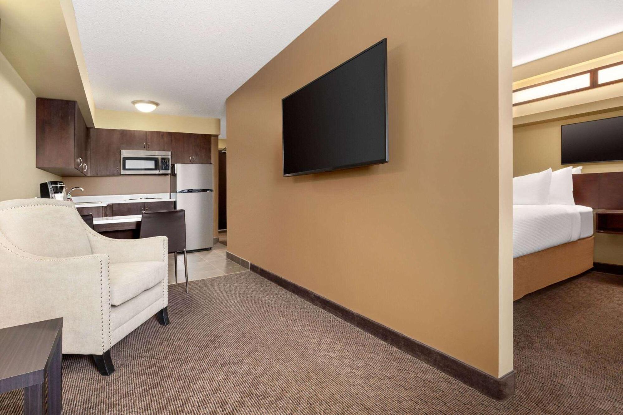 Microtel Inn And Suites By Wyndham Weyburn Extérieur photo