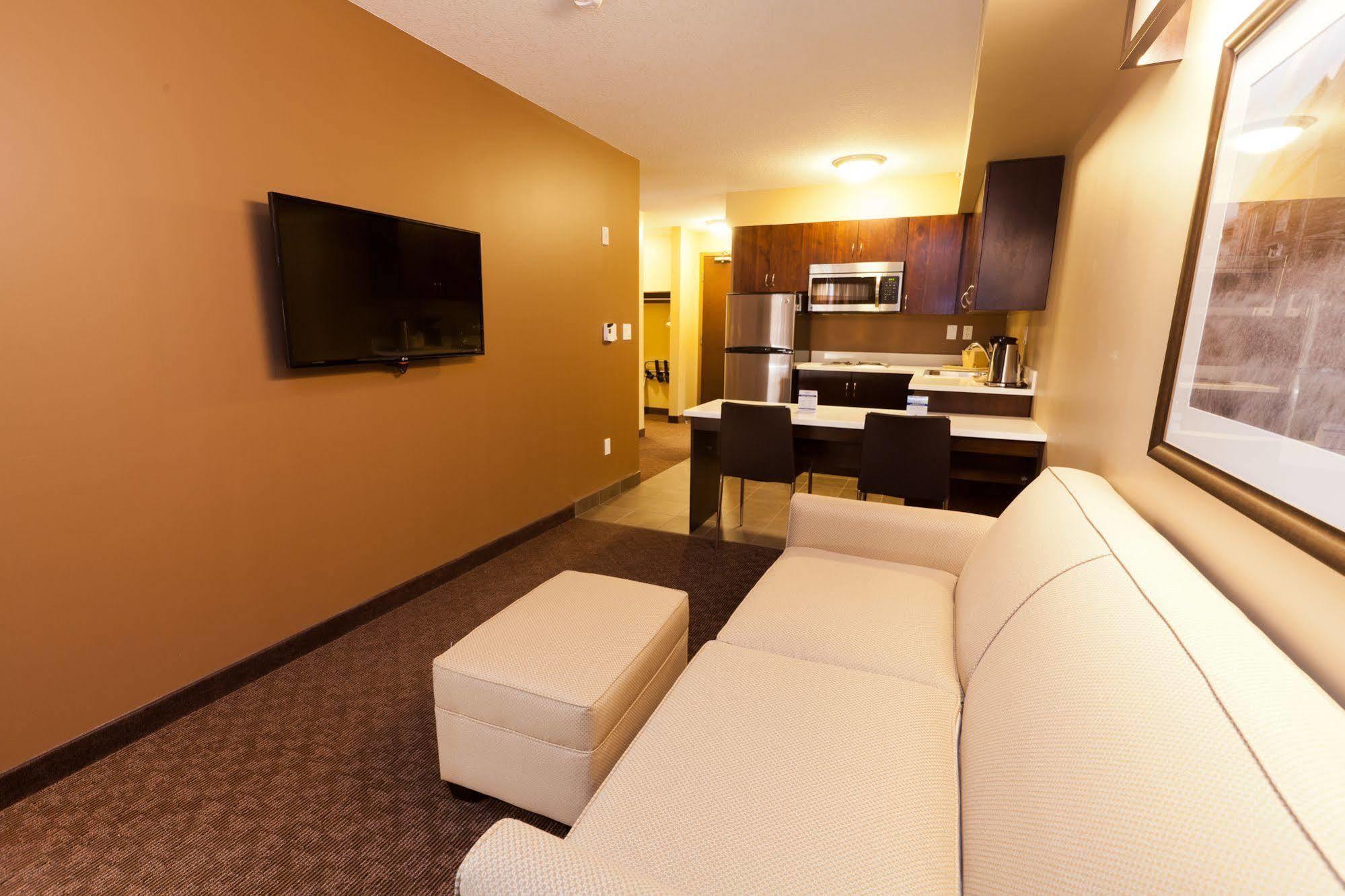 Microtel Inn And Suites By Wyndham Weyburn Extérieur photo